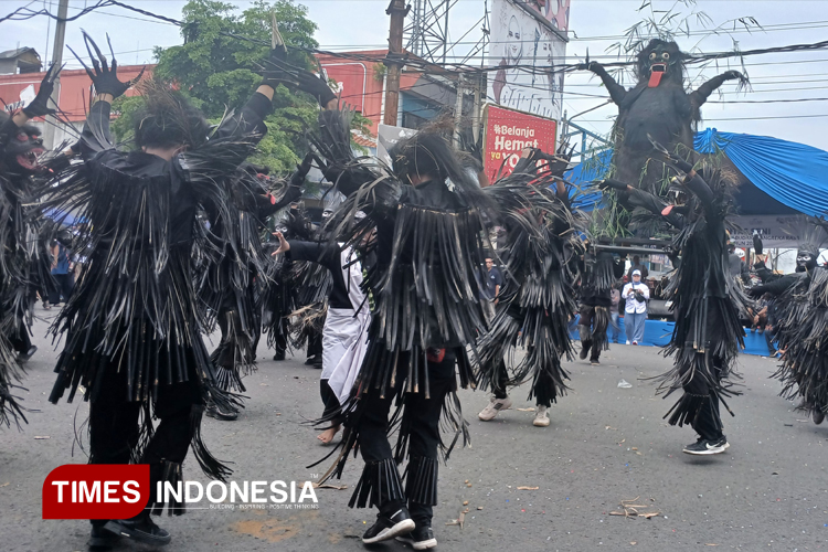 Kirab Budaya Janur, Tradisi Menjaga Kearifan Lokal di Kota Banjar