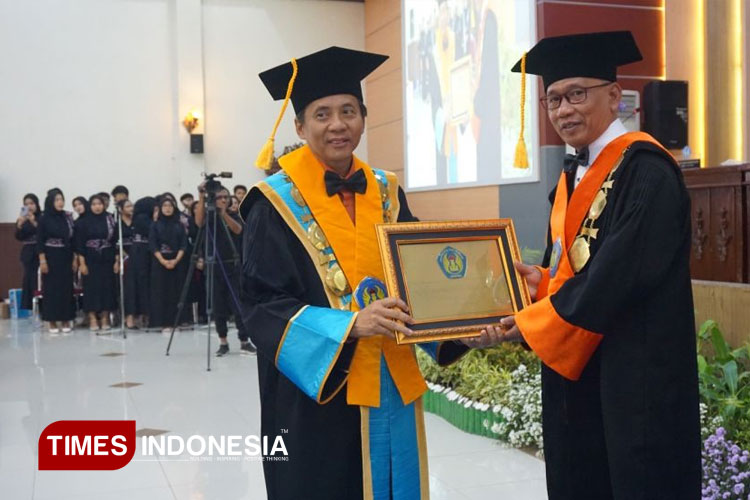 Ketua Senat UNIPMA, Prof. Dr. Parji, M.Pd. mengukuhkan guru besar , yakni Prof. Dr. Drs. Muhammad Hanif, M.M, M.Pd. (Foto: Humas UNIPMA for TIMES Indonesia) 