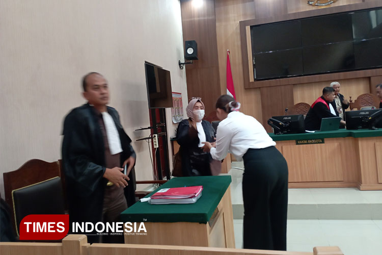 Selebgram Isa Zega saat menjalani sidang perdana di ruang sidang Garuda, Pengadilan Negeri (PN) Kepanjen, Kabupaten Malang, Selasa (25/2/2025). (FOTO: Amin/TIMES Indonesia)