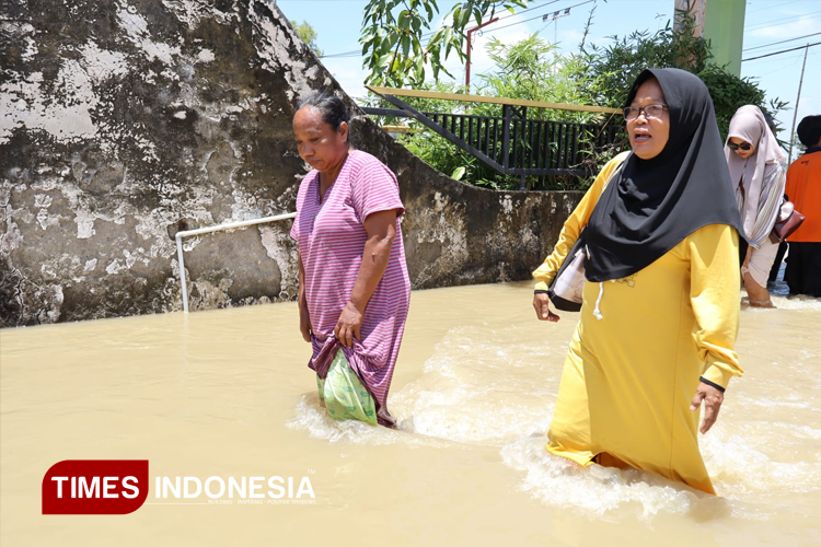 Banjir Kali Lamong Gresik: Warga Mulai Dievakuasi, Pemkab Dirikan Dapur Umum