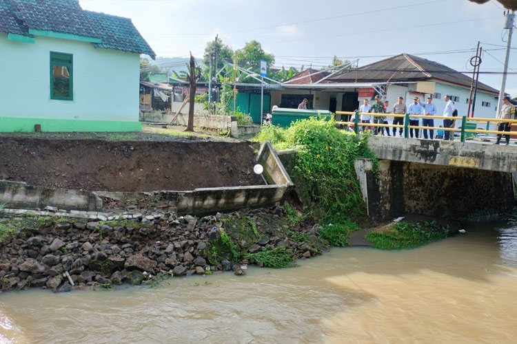 Wabup Bantul Tinjau Tempat Ibadah dan Jembatan Terancam Longsor