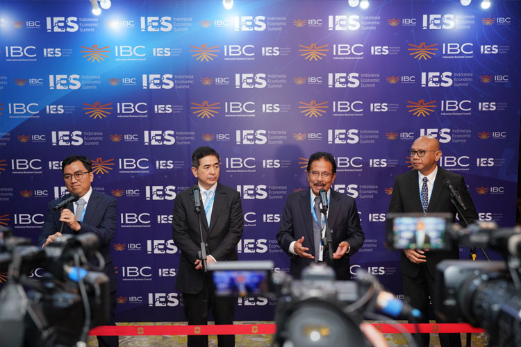 Ketua Dewan Pengawas Indonesian Business Council (IBC), Arsjad Rasjid saat konferensi pers IES 2025 (18/2/2025). (FOTO: IES 2025)