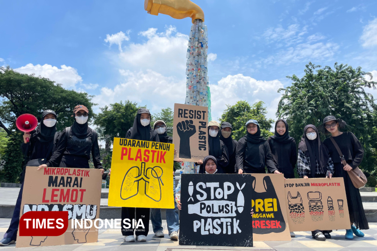 Ecoton Ajak Masyarakat Cegah Penggunaan Plastik Berlebihan