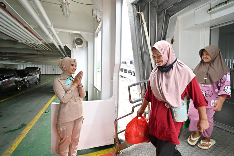 Penumpang yang hendak menggunakan jasa penyeberangan di Pelabuhan Ketapang-Gilimanuk. (Foto : PT ASPD Indonesia Ferry For TIMES Indonesia)