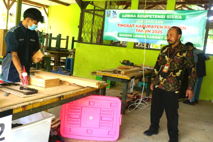 SMKN 1 Pacitan Dipercaya Jadi Tuan Rumah LKS SMK 2025 Bidang Cabinet Making