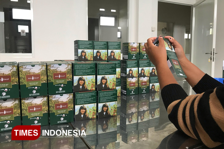 Teh Apel Celup, produk olahan buah apel. (foto: Gregorius Karlo Jehapan/TIMES Indonesia)