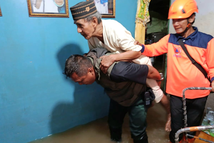 Respon Cepat Banjir Gresik, BPBD Jatim Bantu Evakuasi Warga dan Serahkan Bantuan