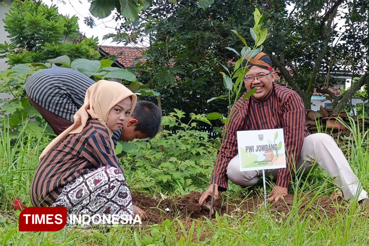 Penanaman bibit pohon sebagai tradisi Tumpak Tandur Bumi Wono Ndadari yang diselenggarakan PWI Jombang bersama Pemdes Pakel, dan DLH di Lapangan Desa Pakel, Bareng, Jombang, Rabu (26/2/2025). (FOTO: Rohmadi/TIMES Indonesia)