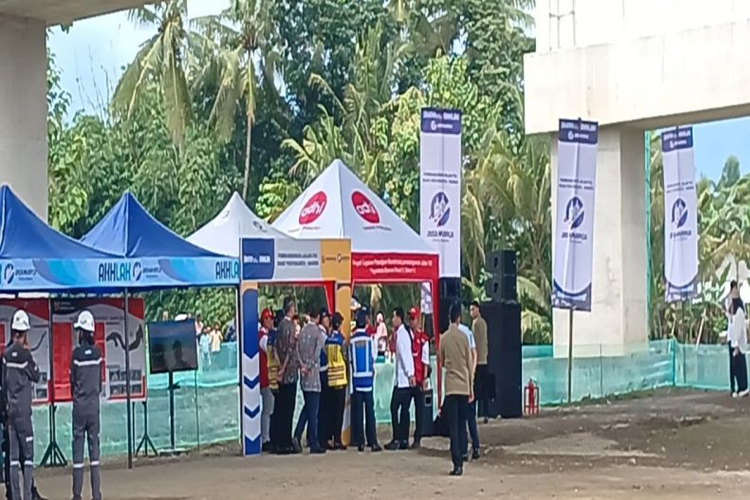 Wapres Gibran Rakabuming Raka mendengarkan pemaparan dari BBPJN Jawa Tengah - DIY dan Jasa Marga di Banyurejo, Kabupaten Sleman, DIY, Rabu (26/2/2025). (FOTO: ANTARA/Sutarmi)