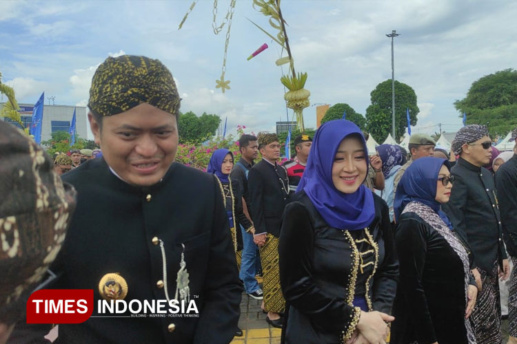 Wakil Bupati Banjarnegara Wakhid Jumali dan istri saat mengikuti kirab Panji Pusaka Banjarnegara. (FOTO: Muchlas Hamidi/TIMES Indonesia)