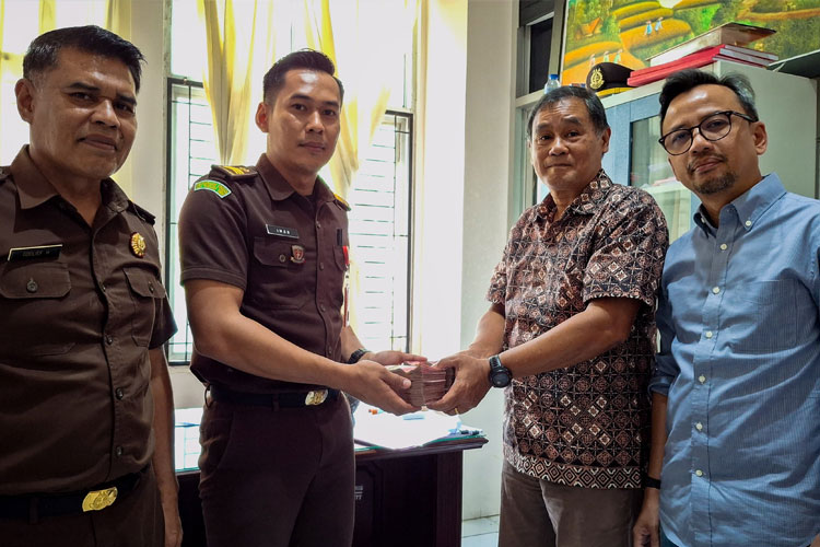 Kejati NTT saat menerima uang sitaan korupsi MTN dari eks Direktur PT Bina Artha Sekuritas. (FOTO: Kasi Penkum Kejati NTT for TIMES Indonesia)