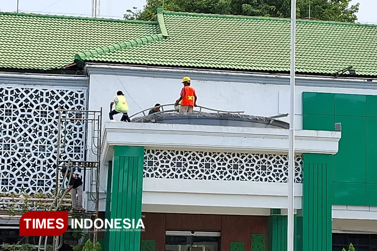 Atap berbetuk kubah di Kantor Pemkot Probolinggo mulai dibongkar oleh sejumlah tukang. (Foto: Sri Hartini/TIMES Indonesia)