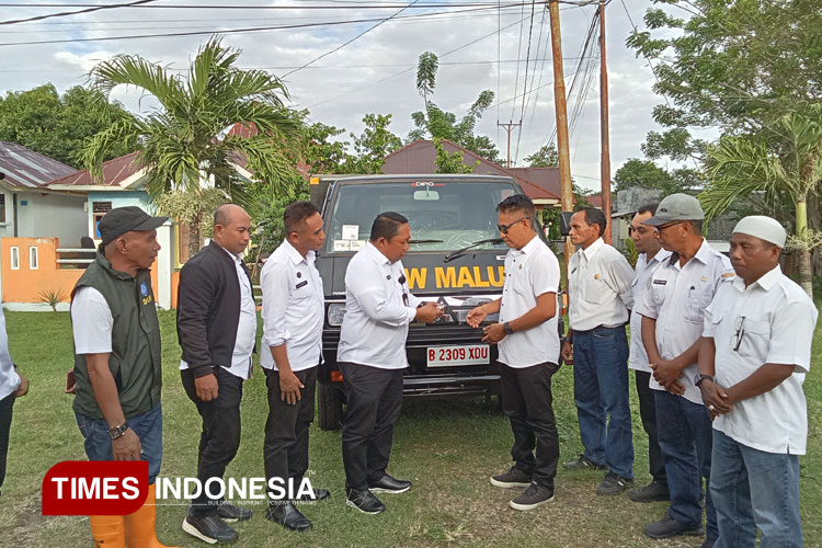 Satu unit Armada Patroli sampah yang diserahkan langsung oleh Sekretaris Kota Ternate, Rizal Marsoaly kepada Camat Ternate Pulau. (FOTO: Haerun Hamid/TIMES Indonesia)