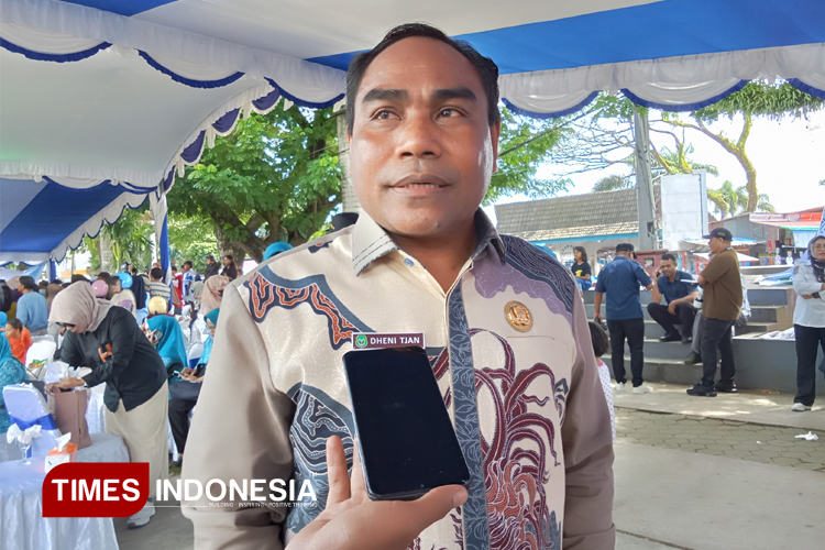 Kepala Dinas pangan Provinsi Maluku Utara, Dheni Tjan saat diwawancarai. (Foto: Haerun Hamid/TIMES Indonesia)