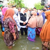 Respons Cepat Banjir Gresik di Sela Retreat, Gubernur Khofifah Kirim Bantuan Logistik