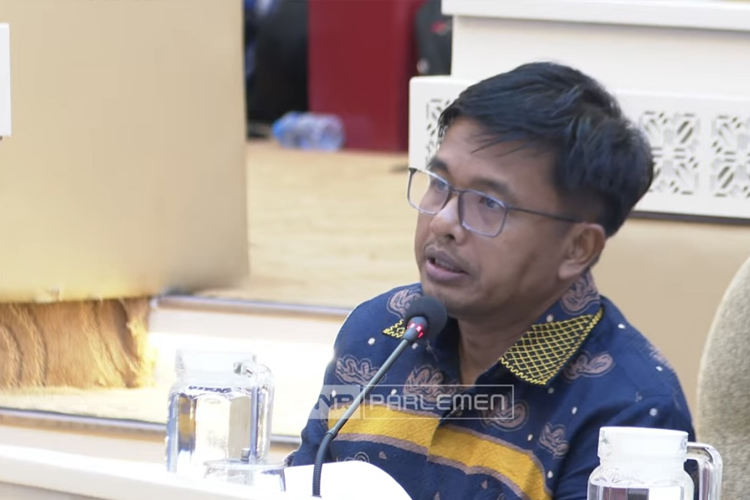 Anggota KPU RI Idham Holik, saat rapat kerja dengan Komisi II DPR RI di Kompleks DPR RI, Senayan, Jakarta, Kamis,(27/2/2025). (FOTO: Tangkaplayar TV Parlemen).