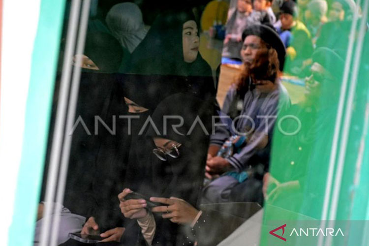 Jamaah An Nadzir mendengarkan khotbah di Kampung Butta Ejayya, Kabupaten Gowa, Sulwesi Selatan. (Foto: AntaraA/Hasrul Said).