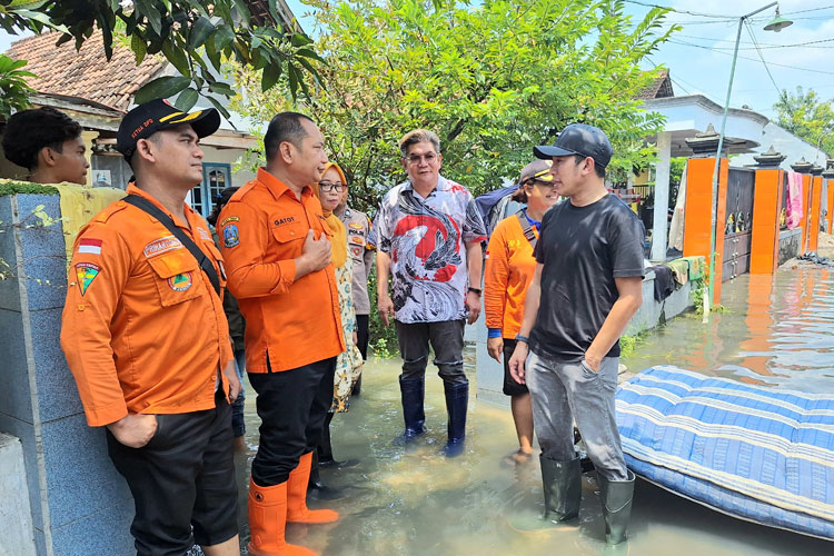 Dampingi Anggota DPRD Jatim, Kalaksa BPBD Tinjau Penanganan Banjir di Tulangan