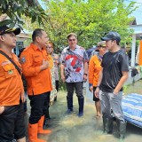 Dampingi Anggota DPRD Jatim, Kalaksa BPBD Tinjau Penanganan Banjir di Tulangan