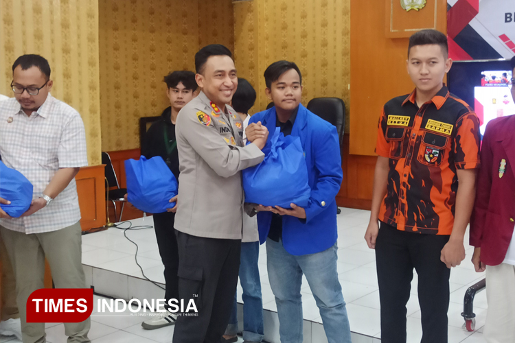 Baksos Polri Presisi, Polres Majalengka Bagikan Paket Sembako untuk Mahasiswa dan Warga