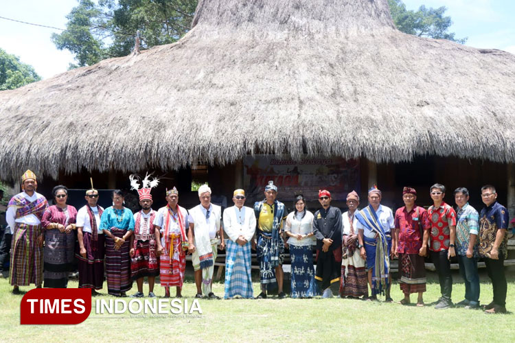 Kapolres Sumba Timur AKBP E. Jacky T. Umbu Kaledi bersama sejumlah tokoh saat kegiatan pencanangan Kamis Budaya Kataga Presisi. (FOTO: Habibudin/TIMES Indonesia)