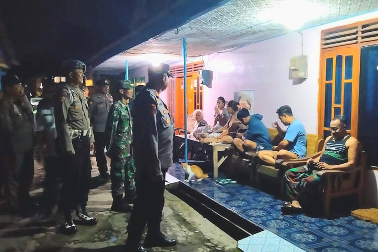 Operasi cipta kondisi jelang Ramadhan oleh Polsek Singojuruh dan aparat gabungan lainya di eks lokalisasi Sumberloh, Dusun Padang Bulan. (Foto: Polsek Singojuruh For TIMES Indonesia)