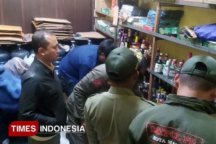 Jelang Ramadan, Ratusan Botol Miras Disita Satpol PP Kota Malang