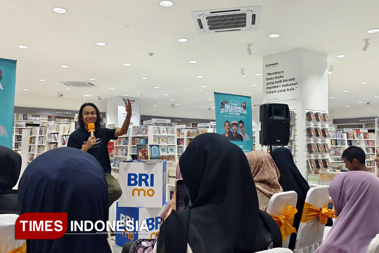 Penulis J.S. Khairen Berbagi Tips dan Sapa Penggemar di Gramedia Kayutangan Malang