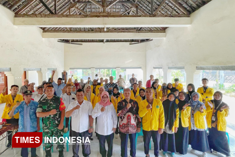 Penyerahan-cindra-mata-dari-Mahasiswa-Undar-Jombang-saat-penutupan-KKM-di-Desa-Grogol-b.jpg