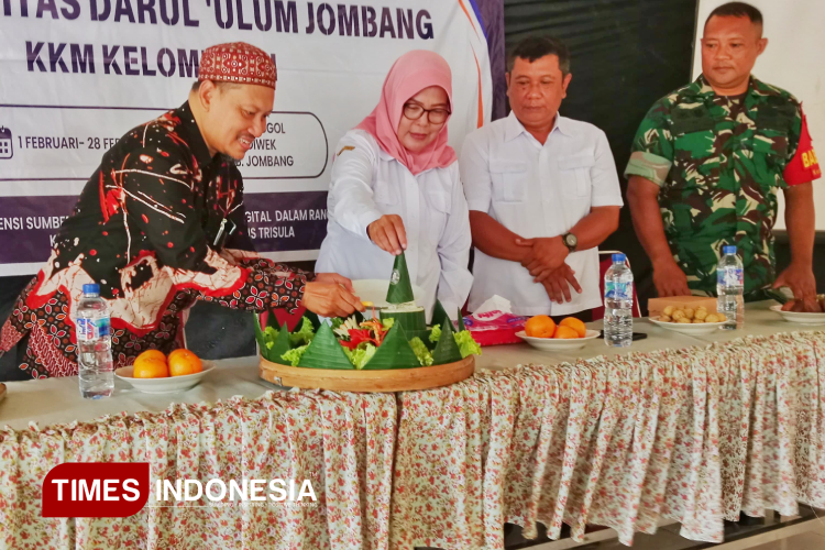 Penyerahan-cindra-mata-dari-Mahasiswa-Undar-Jombang-saat-penutupan-KKM-di-Desa-Grogol-c.jpg