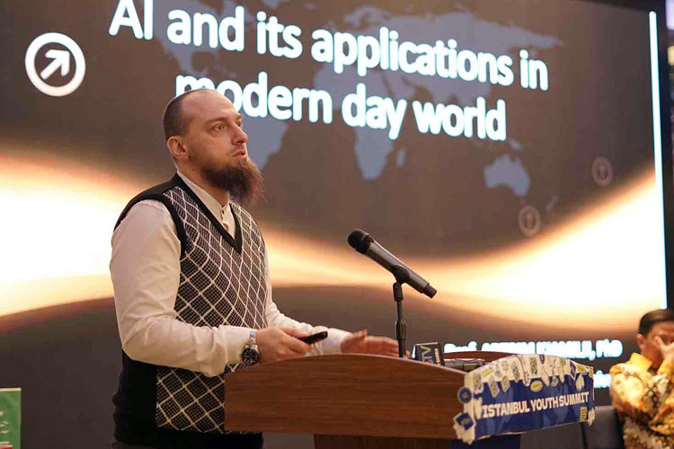 Professor Artrim Kamil Jiqamili saat membagikan pengetahuannya tentang AI di Istanbul Youth Summit. (Foto: IYS)