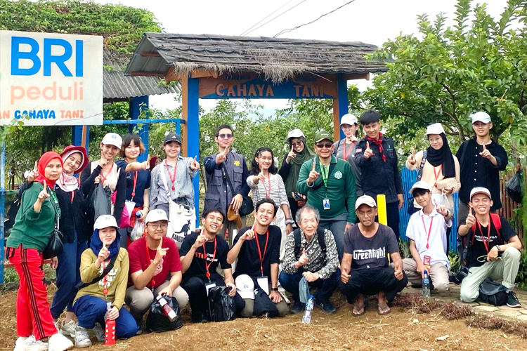 Program SUIJI-SLP, Mahasiswa Jepang Berkebun Jambu Kristal dan Mengenal Tradisi Cucurak