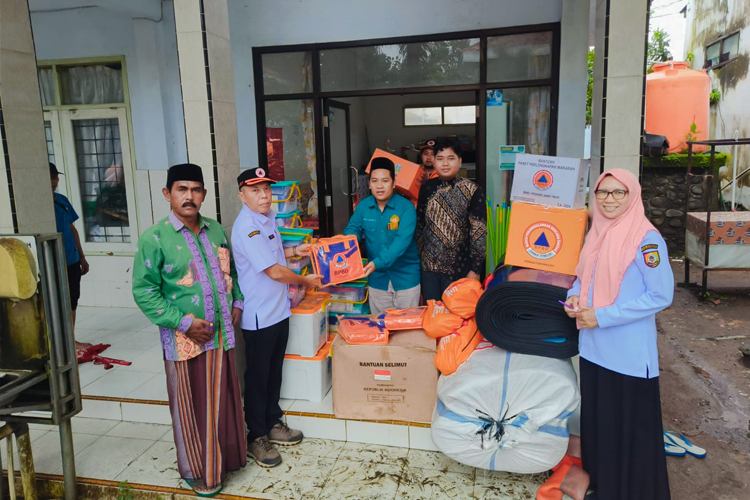 BPBD Jember saat salurkan bantuan di YPP Ibu di Pakusari. (Foto : Diskominfo / TIMES Indonesia).