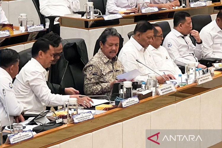Menteri Kelautan dan Perikanan Sakti Wahyu Trenggono (tengah) mengikuti Rapat Dengar Pendapat dengan Komisi IV DPR RI di Jakarta, Kamis (27/2/2025). ANTARA