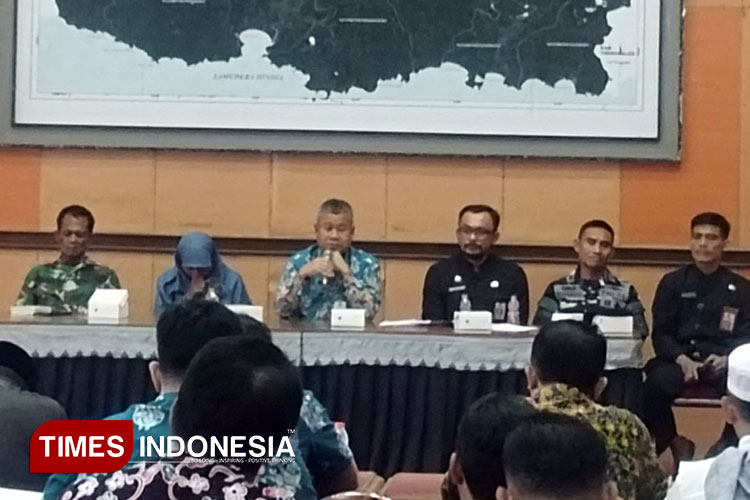 Sekda Pacitan, Heru Wiwoho saat memimpin rapat koordinasi persiapan pengamanan Rontek Gugah Sahur Ramadan 2025. (Foto: Yusuf Arifai/TIMES Indonesia)