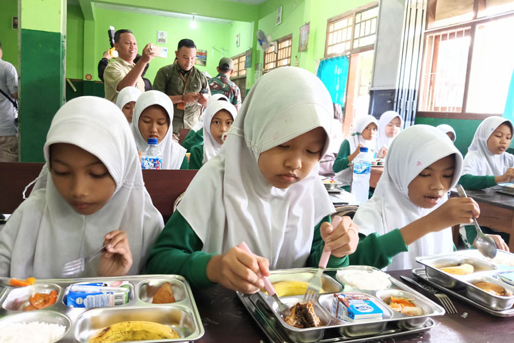 Siswi Banyuwangi saat menikmati program makan bergizi gratis (Foto: Dokumentasi TIMES Indonesia)