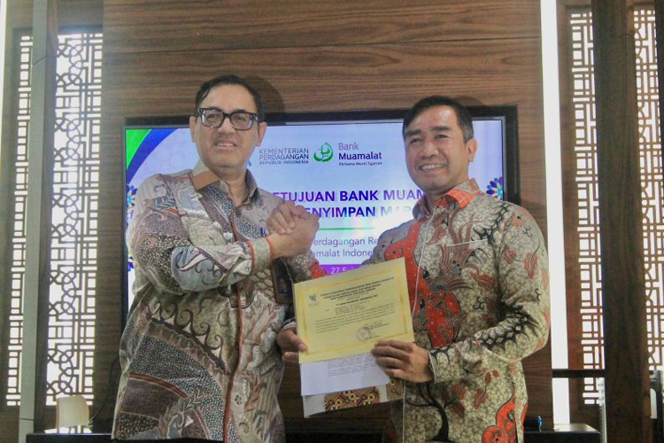Kepala Bappebti Tirta Karma Senjaya (kiri) menyerahkan secara simbolis surat persetujuan kepada Direktur PT Bank Muamalat Indonesia Tbk (Bank Muamalat) Karno di Jakarta, Kamis (27/2/2025). (Foto: Antara/HO-Bank Muamalat)