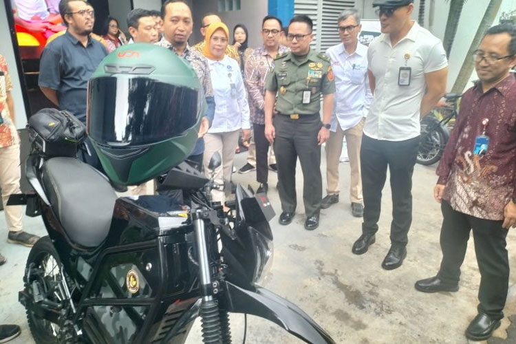 Brigjen TNI Frega Ferdinand Wenas Inkiriwang (tengah), Stafsus Kementerian Pertahanan Deddy Corbuzier (tengah) dan Direktur Bisnis Pemasaran PT LEN Irwan Ibrahim (kanan) saat melihat sepeda motor listrik produksi PT LEN, (6/2/2025) (FOTO: ANTARA)