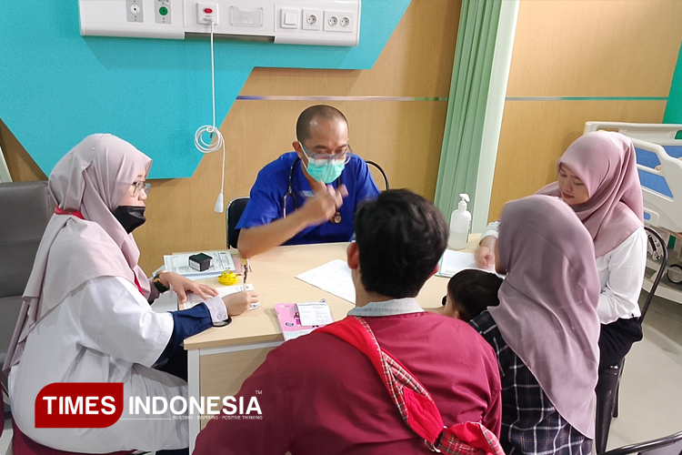 Dokter spesialis anak saat memeriksa salah satu baduta dalam pemeriksaan kesehatan gratis. (Muhammad Dhani Rahman/TIMESindonesia)
