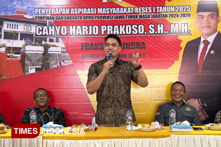 Anggota Komisi E DPRD Jatim Cahyo Harjo Prakoso saat reses di Balai RW 01 Kelurahan Made, Kecamatan Sambikerep Surabaya, Kamis (27/2/2025). (Foto: Lely Yuana/TIMES Indonesia)
