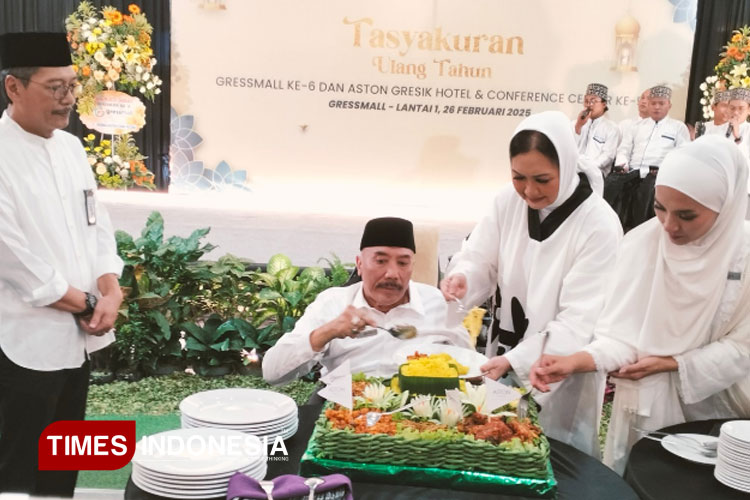 Komisaris utama PT Dharma Graha Utama (DGU) Grup Bambang Soengging didampingi Dirut PT Dharma Graha Utama (DGU) Grup Erwin H Poedjono saat memotong tumpeng tasyakuran hari jadi Aston Gresik dan Gressmall (Foto: Akmal/TIMES Indonesia)