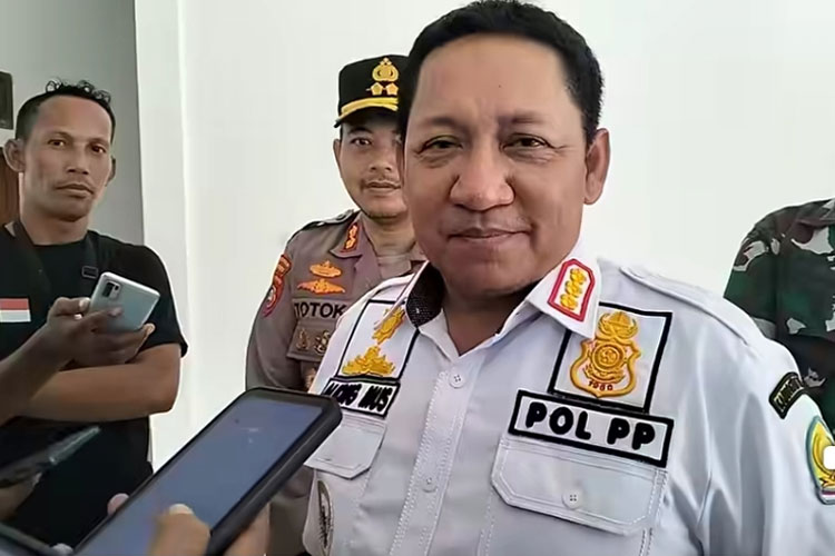 Aliong Mus, Bupati Taliabu saat diwawancarai jurnalis (Foto: Dok Pemda Taliabu)