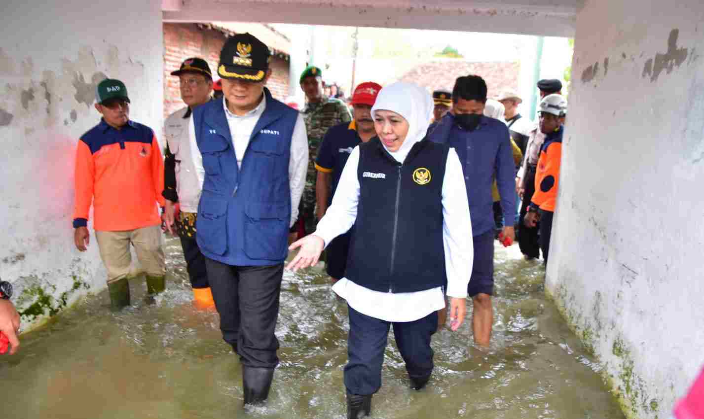 Khofifah Indar Parawansa, Gubernur Jawa Timur, saat sidak banjir.  (FOTO: Dok TI)