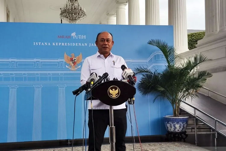 Kepala Badan Gizi Nasional (BGN) Dadan Hindayana memberikan keterangan di Istana Kepresidenan Jakarta, Senin (25/2/2025). ANTARA