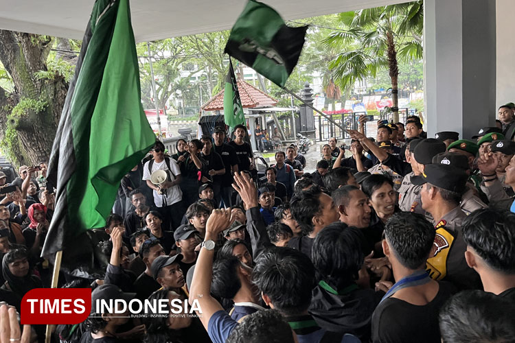 Gagal Masuk Gedung DPRD Kota Malang, Ratusan Pendemo Terima Janji Tandatangan 11 Tuntutan