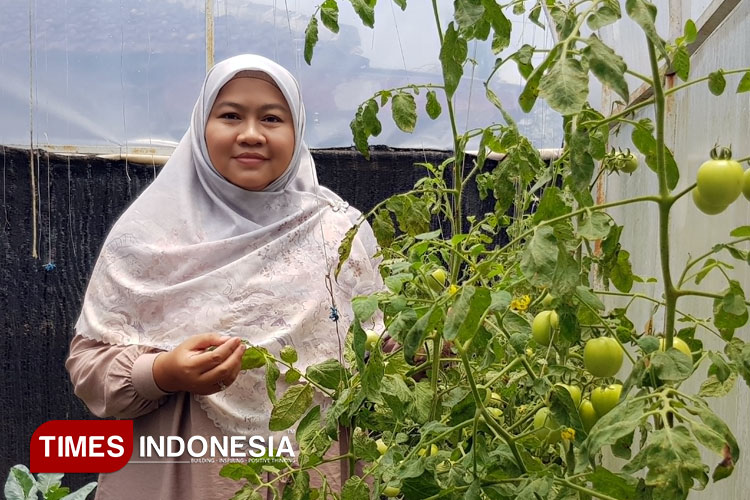 Pegiat Pertanian Organik asal Malang, Dyah Rahmawati saat menunjukkan salah satu hasil pertanian organik miliknya. (Foto: Achmad Fikyansyah/TIMES Indonesia)