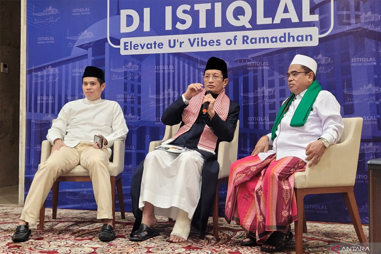 Menteri Agama (Menag) RI Nasaruddin Umar (tengah) dalam konferensi pers di Masjid Istiqlal, Jakarta, Jumat (28/2/2025). ANTARA