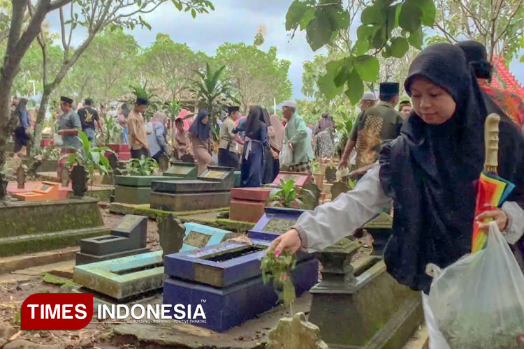 Tradisi Nyekar Bersama di Dusun Ngijo, Ngawi Menyambut Ramadan 2025