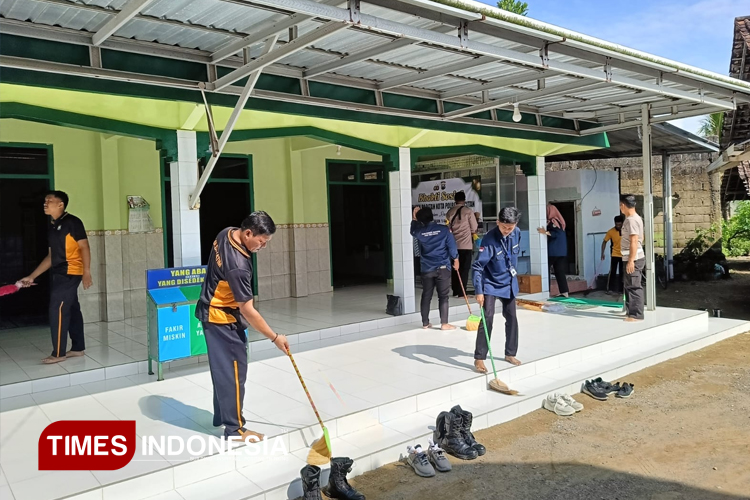 Polres Pacitan Sambut Ramadan 2025 dengan Bersih-bersih Masjid hingga Baksos