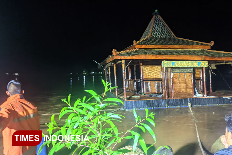 Masjid Apung di Pancerdoor Nyaris Hanyut, BPBD Pacitan Lakukan Evakuasi